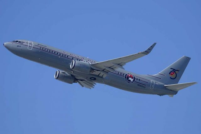 Boeing 737-800 (N569AS) - Alaska Boeing 737-890 N569AS at Los Angeles International Airport on August 20, 2013