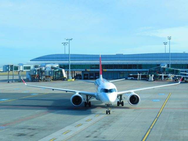 Airbus A220-300 (HB-JCE)