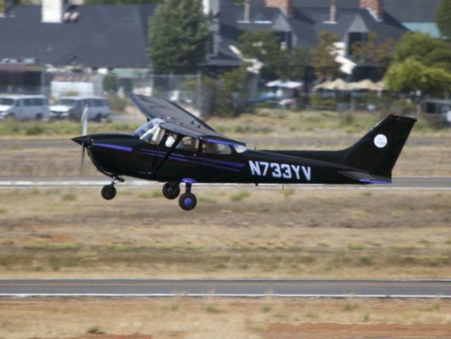 Cessna Skyhawk (N733YV)