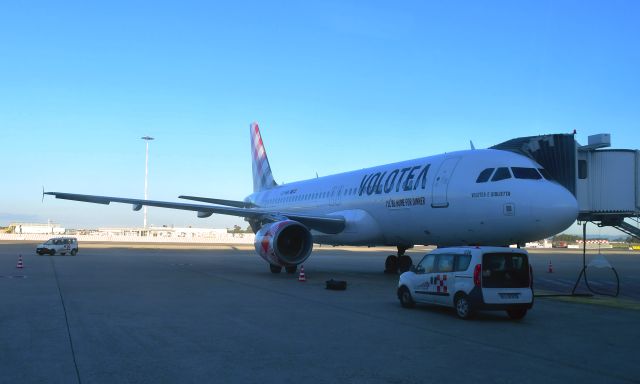 Airbus A320 (EC-MBK) - Vueling Airbus A320-214 EC-MBK in Roma Fiumicino 