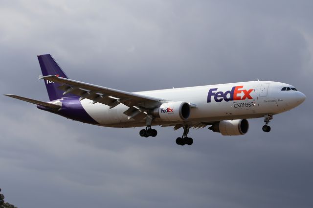 Airbus A300F4-600 (N670FE) - Landing at the Bob Hope airport.