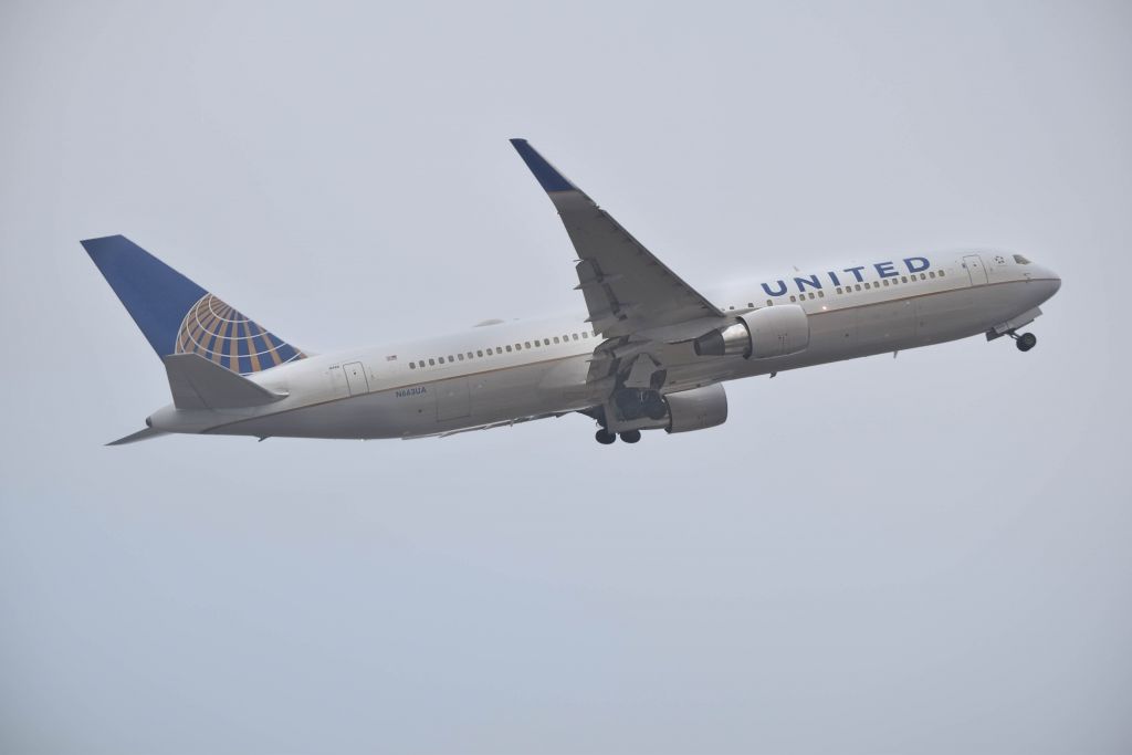 BOEING 767-300 (N663UA) - United 1993 Boeing 767-322 (N663UA) departing KIAH