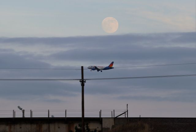 Airbus A320 — - 12/28/20 flight 549 from Phoenix on final at dusk 