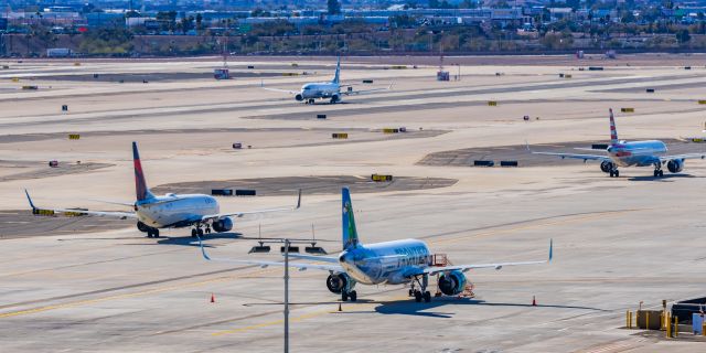 Boeing 737-900 (N307AS) - An Alaska Airlines 737-900 taking off from PHX on 2/16/23. Taken with a Canon R7 and Tamron 70-200 G2 lens.