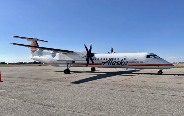 de Havilland Dash 8-400 (N421QX)
