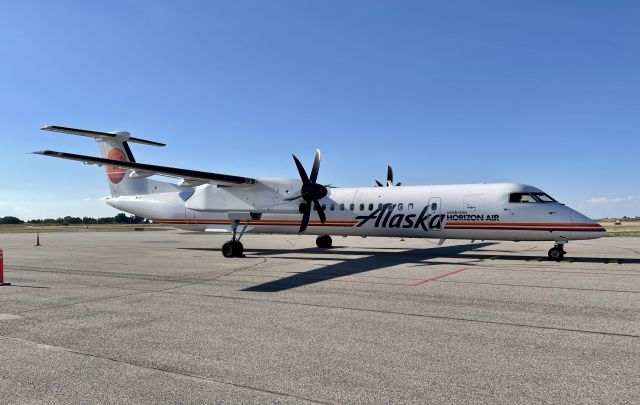 de Havilland Dash 8-400 (N421QX)