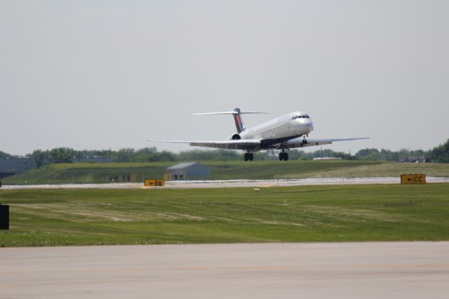 McDonnell Douglas MD-88 (N907DE)