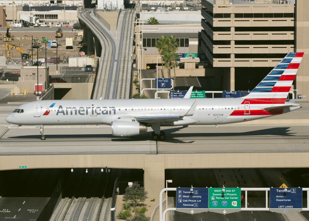 Boeing 757-200 (N207UW)