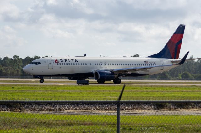 Boeing 737-800 (N3742C)