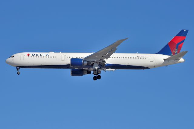 BOEING 767-400 (N828MH) - Runway 32 11-03-22