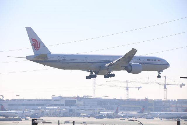 BOEING 777-300ER (B-2046)