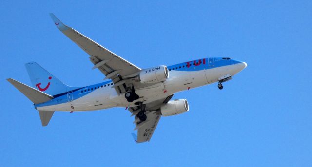 Boeing 737-700 (OO-JAR) - On short final is this 2009 Tui Airlines Boeing 737-7K5 in the Winter of 2022.