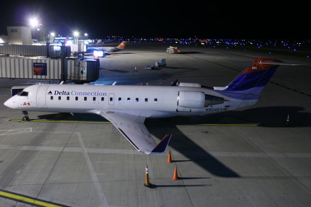 Canadair Regional Jet CRJ-200 (N904EV)