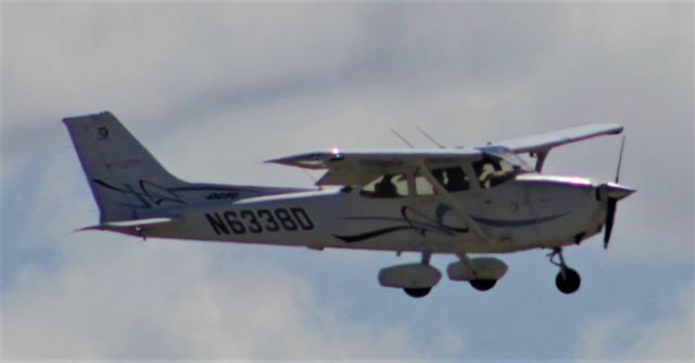 Cessna Skyhawk (N6338D)