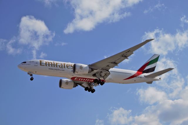 Boeing 777-200 (A6-EWE) - Boeing B-777-21HLR A6-EWE MSN 35582 of Emirates is on approach to Mexico City International Airport (11/2021).