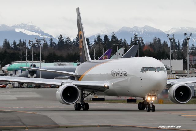 BOEING 767-300 (N374UP)