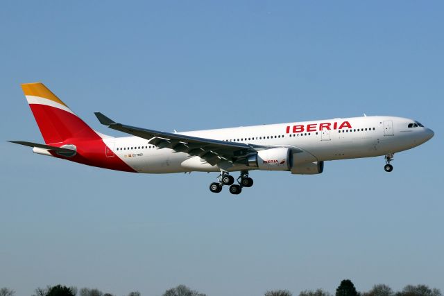 Airbus A330-200 (EC-MUD) - On short finals for rwy 09L on 18-Apr-18 operating flight IBE3166 from LEMD.