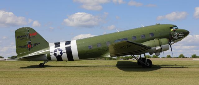 Douglas DC-3 (N33VW) - On flightline