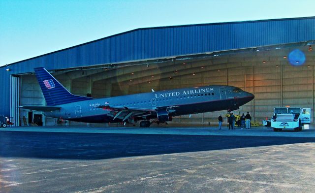 BOEING 737-300 (N353UA) - Tight squeeze!