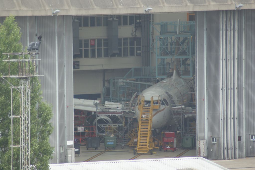 — — - Hangar British Airways
