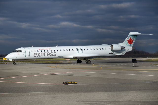 Canadair Regional Jet CRJ-900 (C-FJZD)