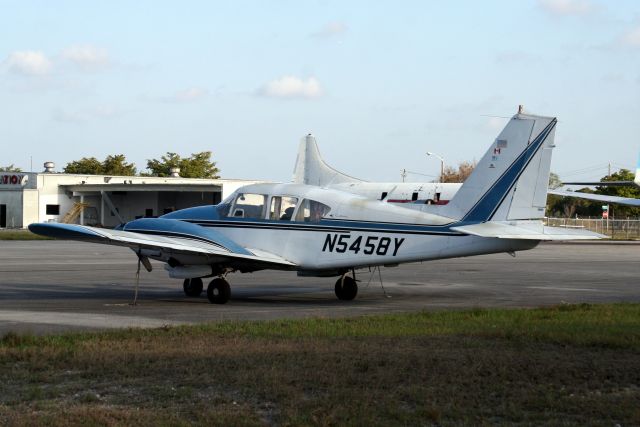 Piper Aztec (N5458Y) - 07-Apr-11