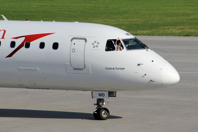 Embraer ERJ-190 (OE-LWD)