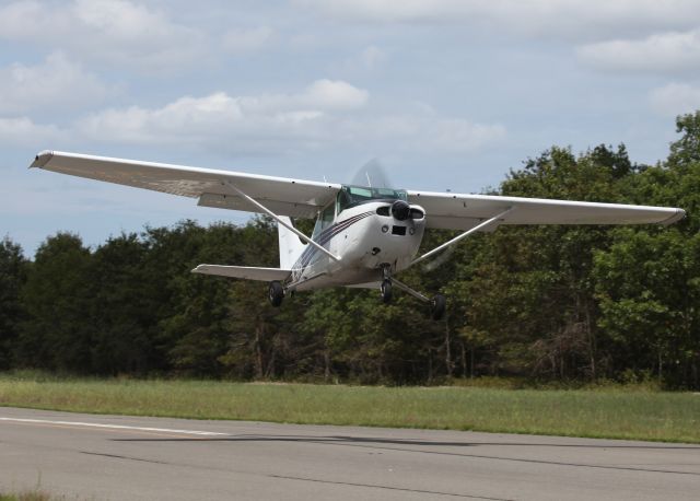 Cessna Skylane (N7611S) - The fine art of banner towing.