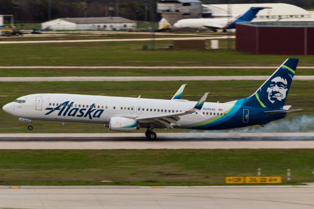 Boeing 737-900 (N285AK) - Arriving 31L