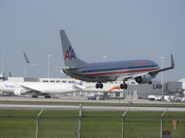 Boeing 737-800 (N857NN)