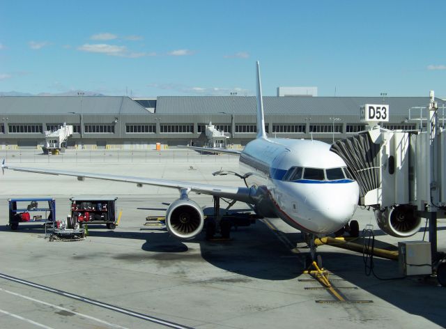 Airbus A320 (N475UA)