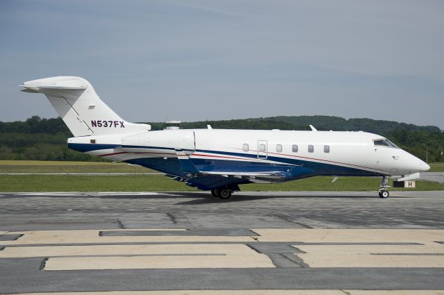 Bombardier Challenger 300 (N537FX)