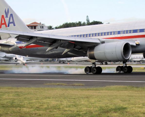 BOEING 767-200 (N680AN)