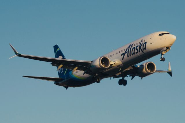 Boeing 737 MAX 9 (N915AK) - A Boeing 737-9 MAX Coming into LAX during golden hour!