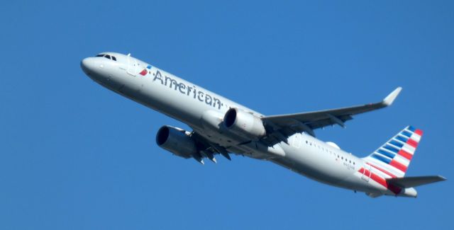 Airbus A321neo (N403AN) - Shortly after departure is this 2019 American Airlines Airbus 321-253NX in the Autumn of 2023.