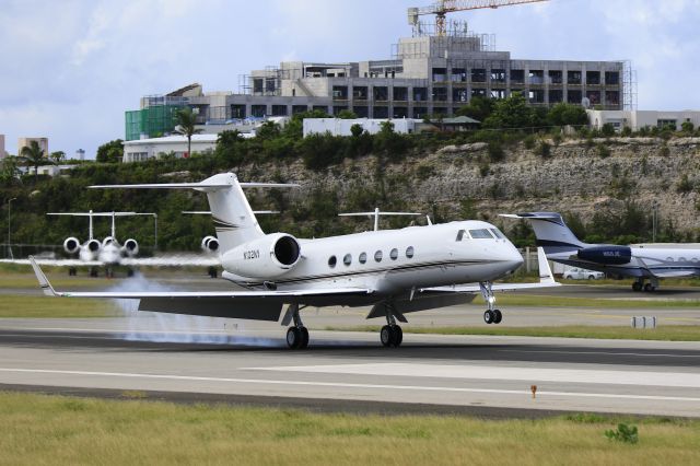 Gulfstream Aerospace Gulfstream IV (N102NY) - N102NY landing at TNCM St Maarten