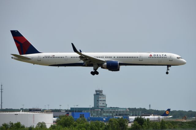 BOEING 757-300 (N582NW) - 22-R 07-09-19