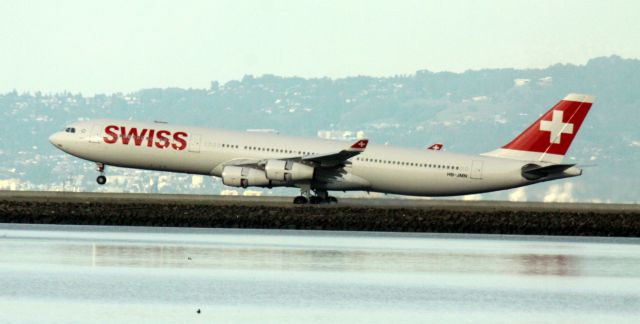 Airbus A340-300 (HB-JMN) - Landing, 28L, from ZRH, 02-10-2015