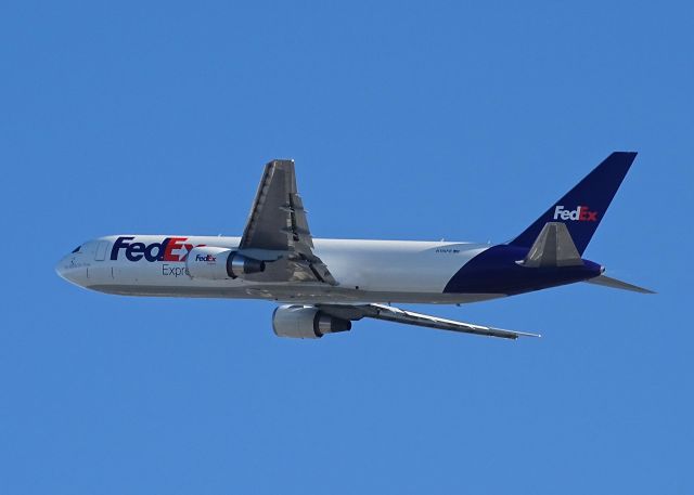 BOEING 767-300 (N118FE)
