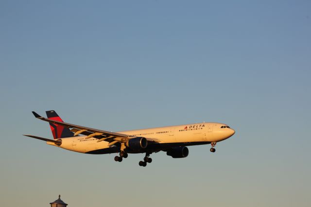 Airbus A330-300 (N806NW)