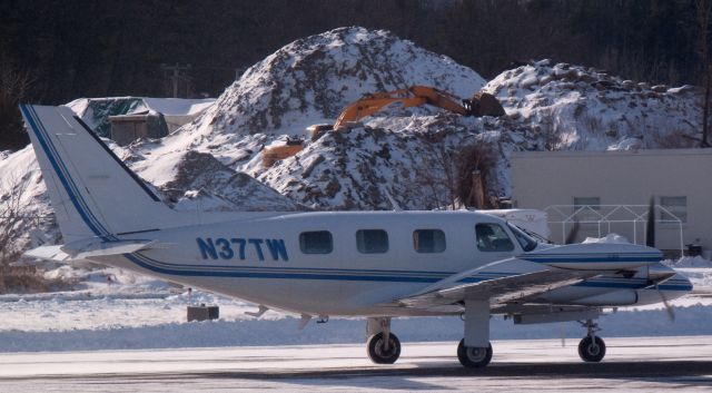 Piper Navajo (N37TW) - RELIANT AIR Cheyenne. They have the lowest fuel prices on the Danbury (KDXR) airport!