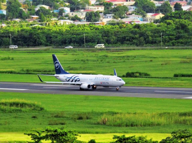 Boeing 737-800 (N381DN)