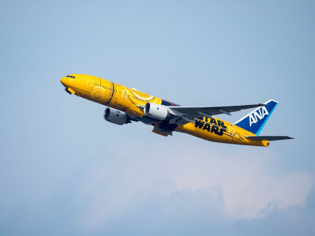 Boeing 777-200 (JA743A) - STAR WARS C-3PO