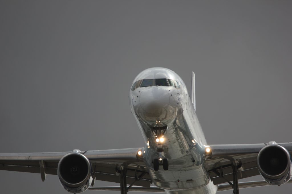 BOEING 757-300 (D-ABOE) - Condor from Munich landing on 03L at GCLP on a stormy day 
