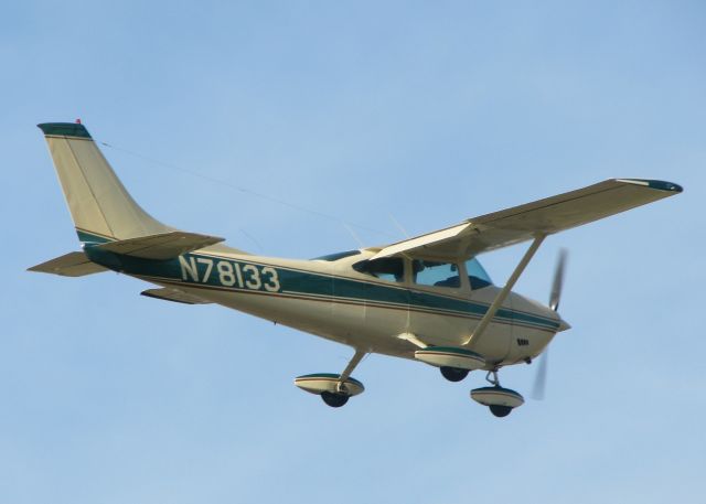 Cessna Skyhawk (N78133) - Landing on 05 at Downtown Shreveport.