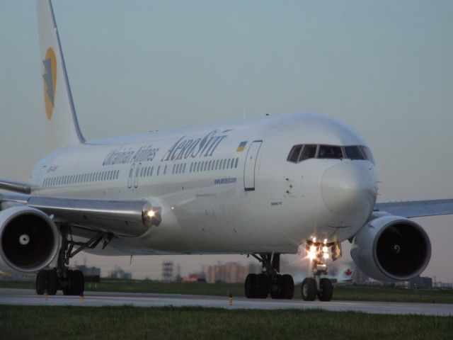 BOEING 767-300 (UR-VVF)