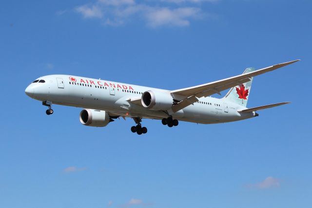 Boeing 787-9 Dreamliner (C-FPQB) - Air Canada (AC) C-FPQB B787-9 [cn35270]br /London Heathrow (LHR). Air Canada flight AC896 arriving from Vancouver (YVR). br /Taken from Myrtle Avenue Gardens, Hatton Cross (27L approach)br /br /2018 08 02br /a rel=nofollow href=http://alphayankee.smugmug.com/Airlines-and-Airliners-Portfolio/Airlines/AmericasAirlines/Air-Canada-AC/https://alphayankee.smugmug.com/Airlines-and-Airliners-Portfolio/Airlines/AmericasAirlines/Air-Canada-AC//a