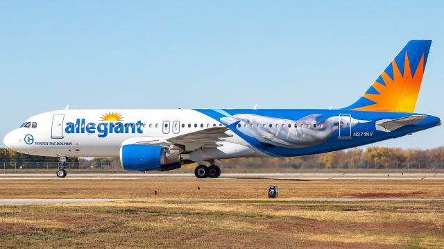 Airbus A320 (N271NV) - Taxiing into gate from 35L. @thekiahspotter