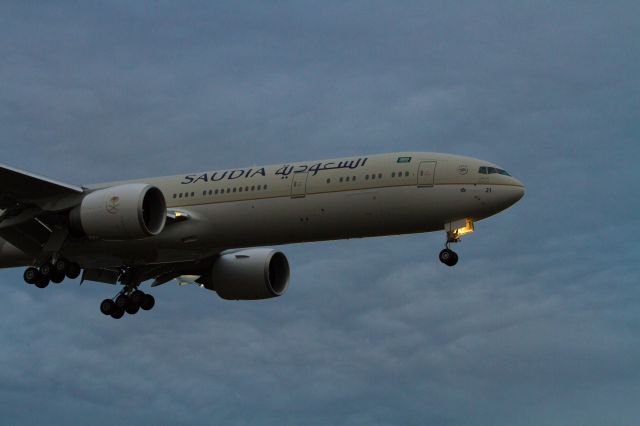 Boeing 777-200 (HZ-AK21) - A pleasant surprise. I was anticipating a 737 based upon what I was seeing on my FA app. Hmmm it can be a little off sometimes. Way more lens than I needed standing there.