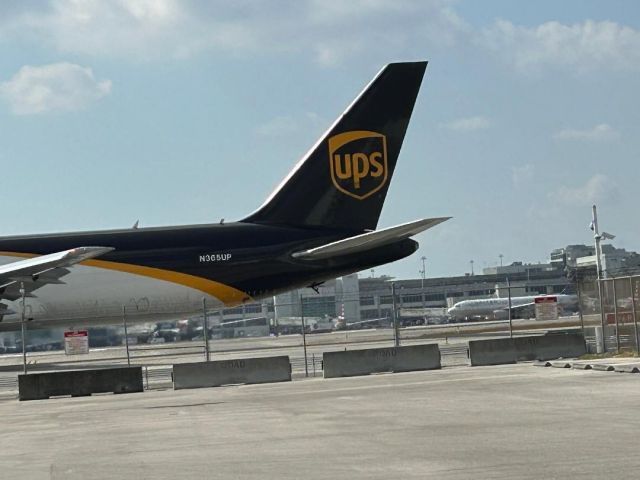 N365UP — - A United A320 in the Continental livery and UPS wait for takeoff 